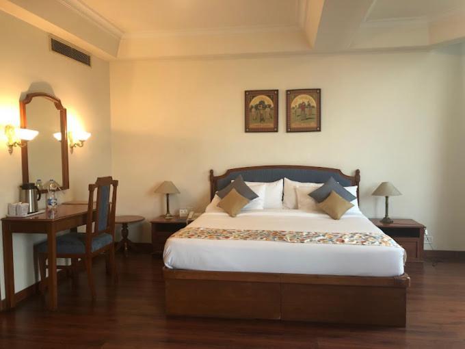 מיראט Hotel Crystal Palace מראה חיצוני תמונה