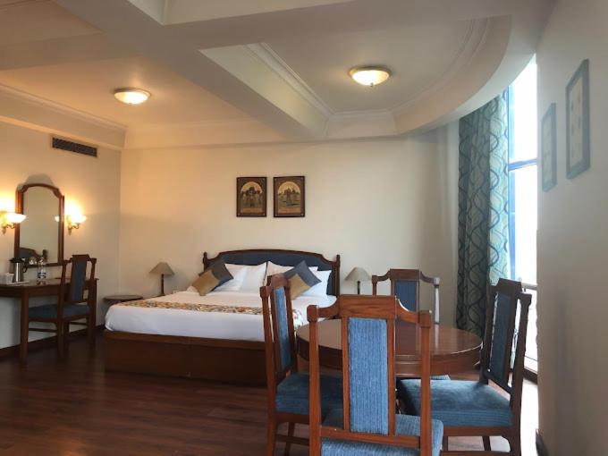 מיראט Hotel Crystal Palace מראה חיצוני תמונה